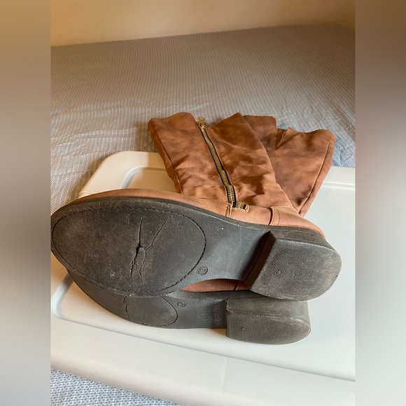 Boots - Picture 4 of 5